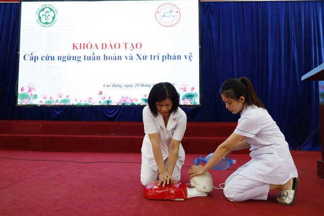 Bác sĩ, điều dưỡng Bệnh viện Bạch Mai cứu người qua cơn sinh tử ở bể bơi, siêu thị